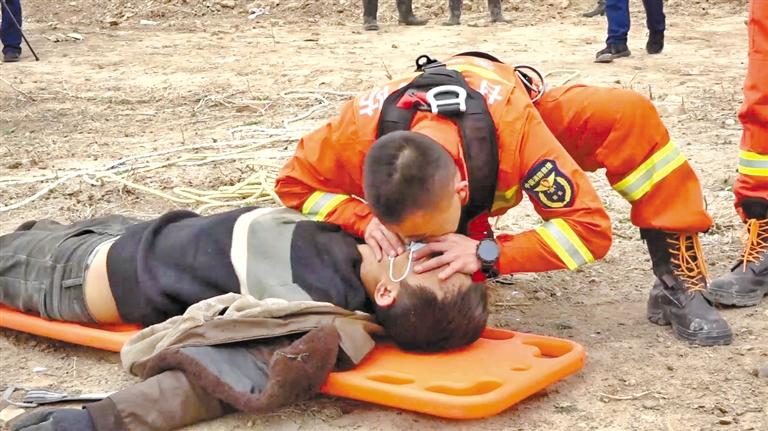 天水：消防員人工呼吸救回中毒農(nóng)民工 我們?yōu)槟泓c(diǎn)贊！