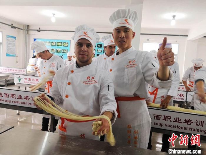 圖為外國留學(xué)生學(xué)習(xí)牛肉面的制作。(資料圖) 史靜靜 攝