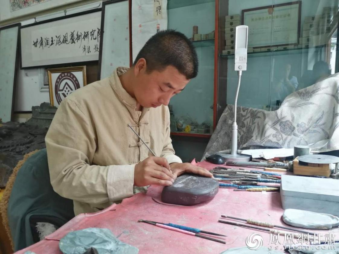 洮硯制作技藝第六代傳人、國家藝術(shù)基金資助青年藝術(shù)家、正高級(jí)洮硯雕刻藝術(shù)師李江平十年如一日專注于洮硯制作 圖源自網(wǎng)絡(luò)
