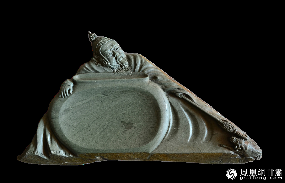 《醉臥沙場(chǎng)君莫笑》硯使王翰《涼州詞》中“醉臥沙場(chǎng)君莫笑，古來征戰(zhàn)幾人回？”的意境躍然硯臺(tái)之上。資料圖