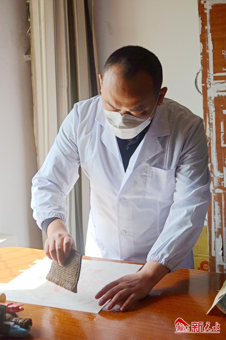 朽爛歷史檔案如何獲新生？看修復(fù)師“妙手回春”