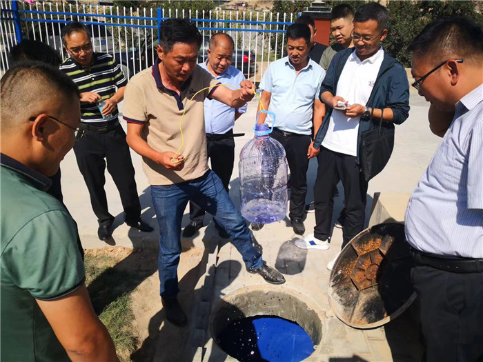 城關(guān)區(qū)作風(fēng)建設(shè)督察組赴青白石污水處理站，檢查污水采樣情況。.jpg