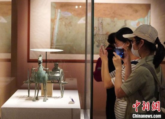 圖為參觀者參觀“大道攸歸：五涼文化展”展陳文物?！【琶赖┰?攝