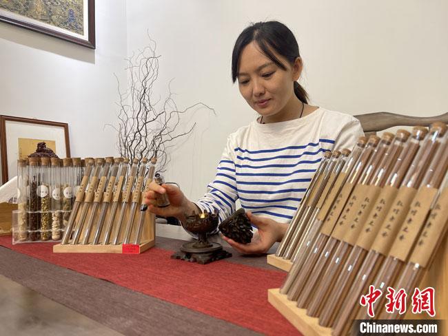 圖為魯雯展示燃香禮儀。　高瑩 攝