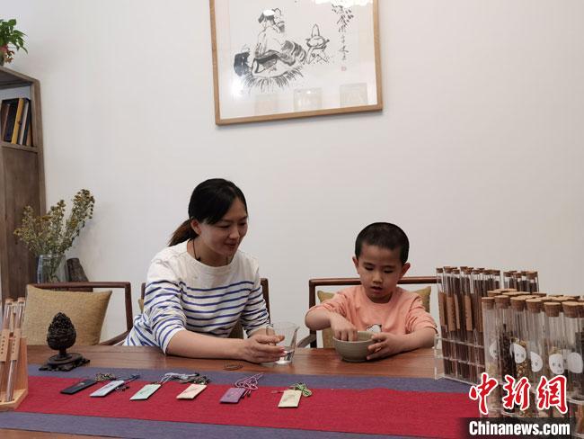 圖為魯雯為小學(xué)員授課和培訓(xùn)?！●T志軍 攝