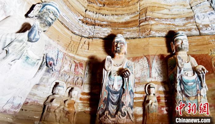 北石窟寺窟內(nèi)造像因受水顯得斑駁。　艾慶龍 攝