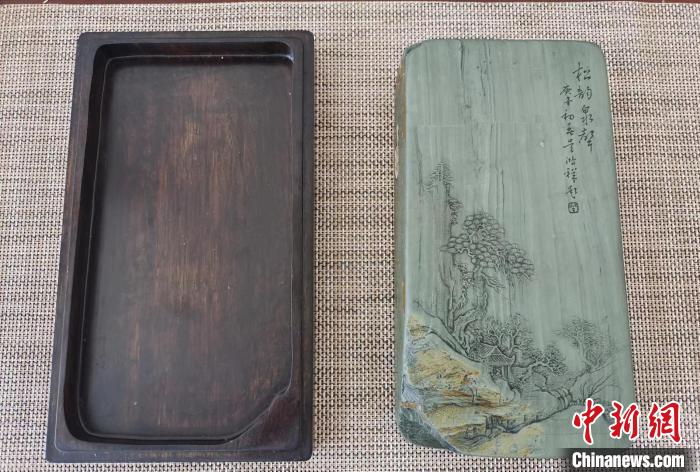 圖為甘肅甘南州洮硯藝人為提升洮硯文化內(nèi)涵，制作“一盒一拓”成品展示。(資料圖) 張婧 攝