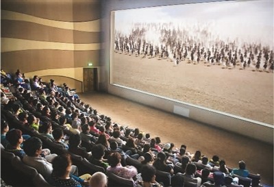 游客在莫高窟數(shù)字展示中心觀看主題電影《千年莫高》。