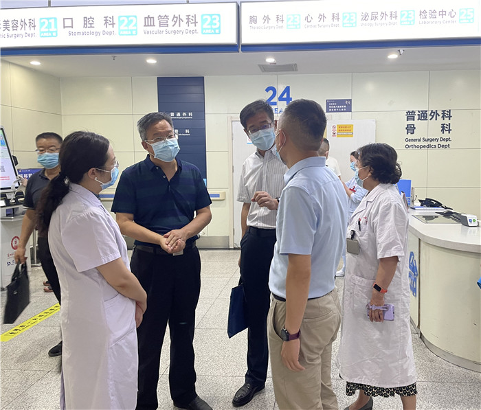 7月12日，甘肅省紀(jì)委監(jiān)委派駐省衛(wèi)健委紀(jì)檢監(jiān)察組紀(jì)檢監(jiān)察干部在蘭大二院門診開展疫情防控監(jiān)督檢查。魏雪 攝.jpg