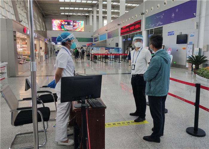 7月15日，金昌市金川區(qū)紀(jì)委監(jiān)委駐區(qū)委政法委紀(jì)檢監(jiān)察組在金昌機(jī)場(chǎng)監(jiān)督檢查疫情防控措施落實(shí)情況。王曉梅攝.jpg
