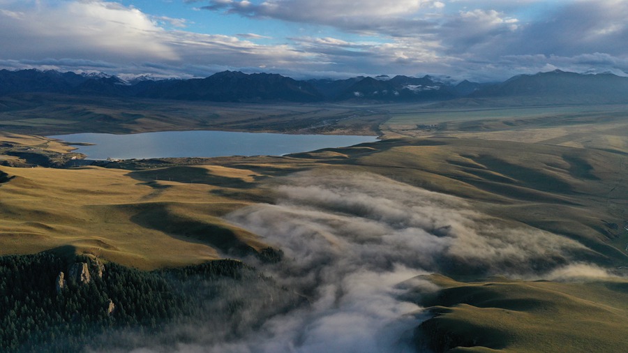 甘肅山丹馬場：峽谷云霧似仙境。 王超攝