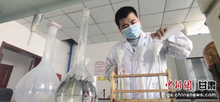 圖為甘肅科技集團(tuán)化工研究院有限責(zé)任公司工作人員正在做實驗。魏建軍 攝