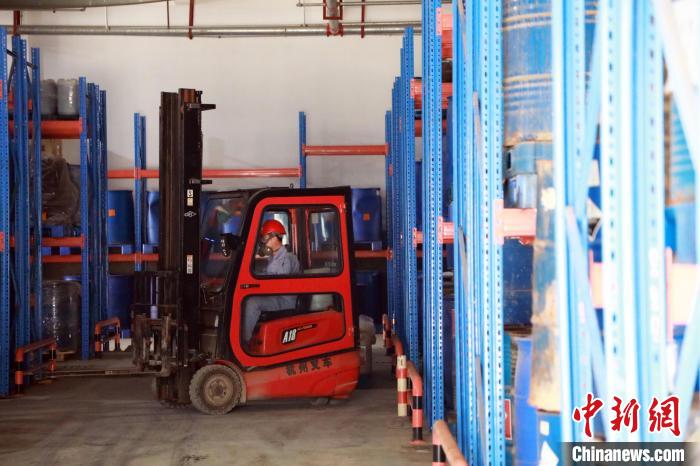 圖為甘肅省危險(xiǎn)廢物處置中心危險(xiǎn)廢物儲(chǔ)存庫?！∥航ㄜ?攝