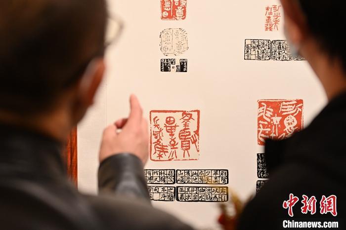 圖為甘肅蘭州，參展作品吸引參觀者。 中新社記者 李亞龍 攝