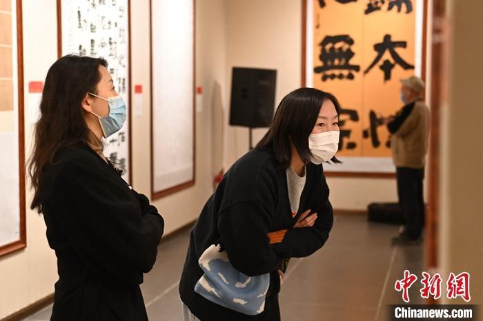 圖為甘肅蘭州，參展書法作品吸引參觀者。 中新社記者 李亞龍 攝