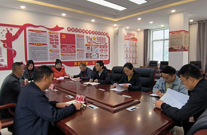 10月19日，康縣紀委監(jiān)委組織部分班子成員，辦公室、信訪室、案管室、審理室、紀檢監(jiān)察室等相關(guān)工作人員開展黨的二十大報告專題討論。.jpg