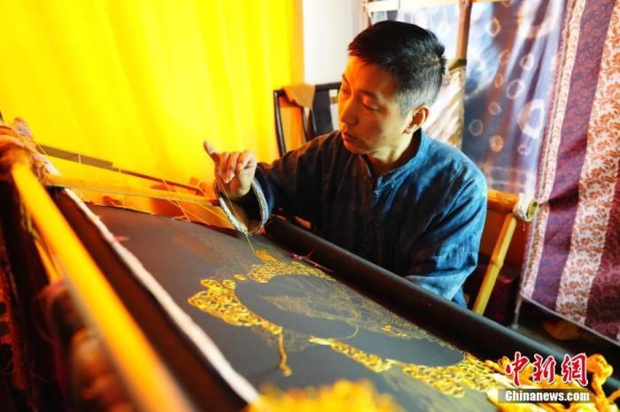 系統(tǒng)性挖掘整理古代敦煌刺繡，是甘肅天水市級非遺代表性項目武山刺繡代表性傳承人劉云帆這兩年最緊要的工作之一。圖為劉云帆在創(chuàng)作富含敦煌刺繡元素的作品。 中新社發(fā) 謝秉錫 攝 
