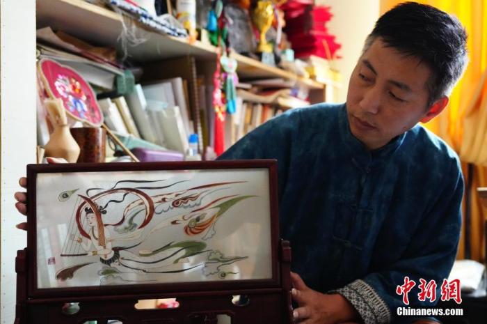 圖為劉云帆展示敦煌元素的刺繡作品。 中新社發(fā) 謝秉錫 攝