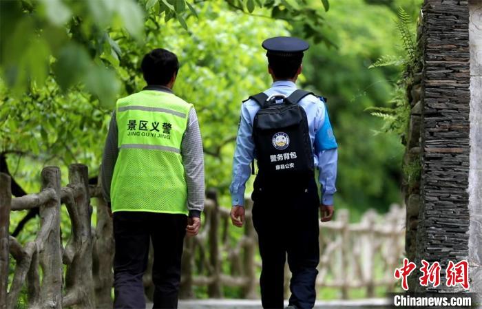 圖為民警背警務小包在轄區(qū)景區(qū)開展工作。(資料圖) 甘肅省公安廳供圖