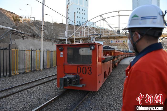 圖為工作人員正在觀察車輛運行情況?！±顏嘄?攝