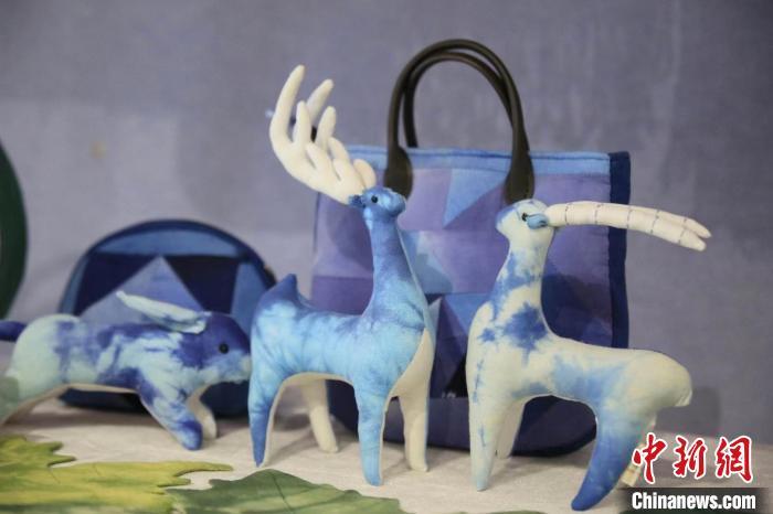 圖為許靜的非遺文創(chuàng)作品。(資料圖) 甘肅省非遺保護(hù)中心供圖