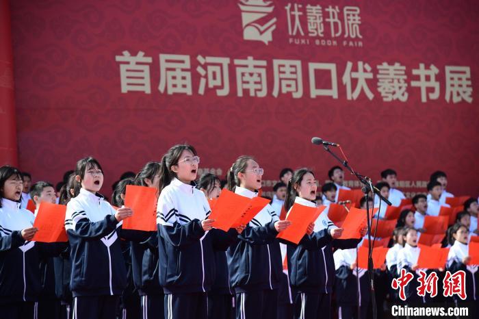 圖為學(xué)生們?cè)陂_幕式上誦讀經(jīng)典?！×赫赵?攝