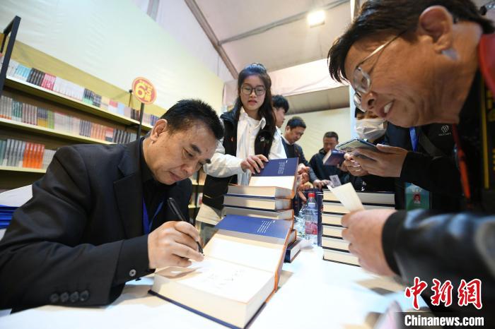 圖為作家王躍文現(xiàn)場(chǎng)簽名售書?！×赫赵?攝