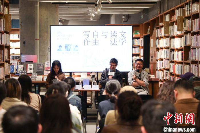 《至少還有文學(xué)》推出：在今天，我們?yōu)槭裁催€需要文學(xué)？