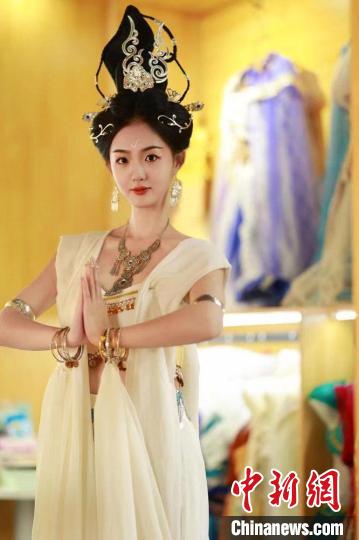 圖為身著“飛天裝”的敦煌大漠“逐舞者”奧楠。(資料圖) 敦煌市委宣傳部供圖