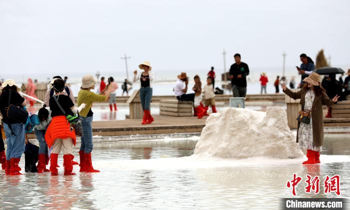 圖為游客在茶卡鹽湖拍照?！⊙Φ?攝
