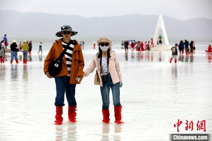 圖為游客在茶卡鹽湖之中?！⊙Φ?攝