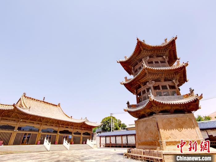 圖為阿河灘清真寺局部?！?zhí)砀?攝