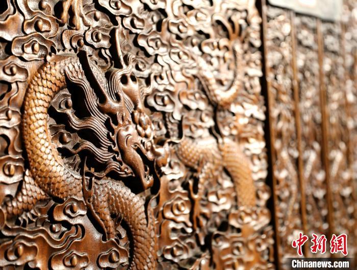 圖為青海永錄民俗博物館內(nèi)珍藏的中式家具細(xì)節(jié)展示?！⊙Φ?攝