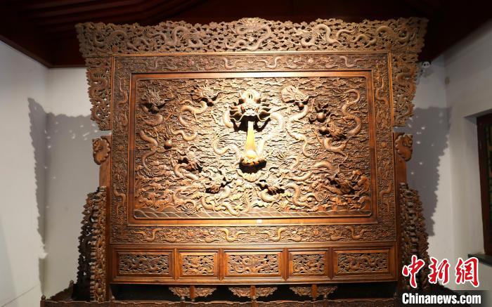 圖為青海永錄民俗博物館內(nèi)珍藏的中式家具?！⊙Φ?攝