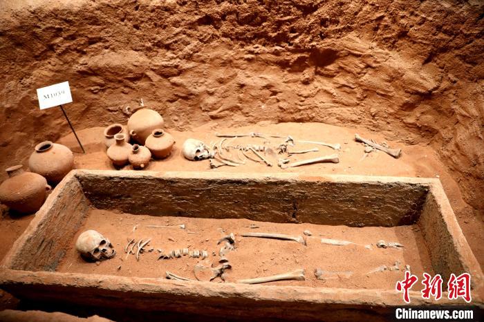 圖為河湟文化博物館復(fù)制展陳的墓葬及其彩陶陪葬品?！⊙Φ?攝