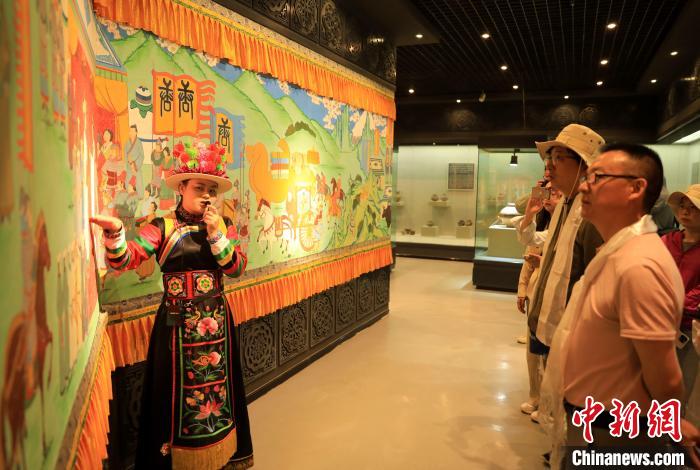 圖為媒體記者了解土族文化?！⊙Φ?攝