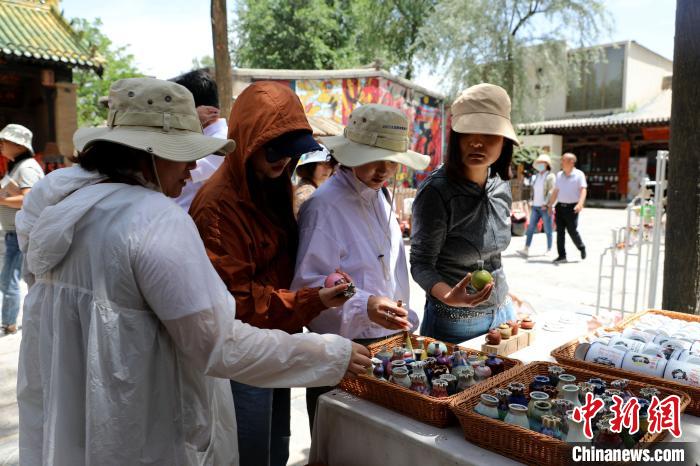 圖為民眾挑選手工藝產(chǎn)品?！⊙Φ?攝