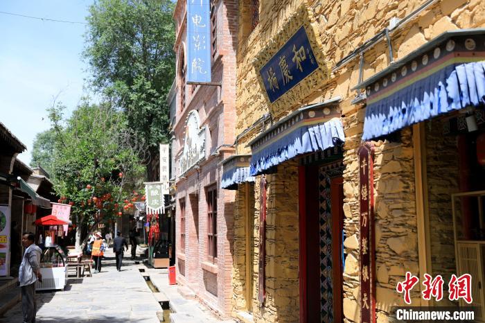 圖為平安驛·河湟民俗文化體驗地的門店。　薛蒂 攝