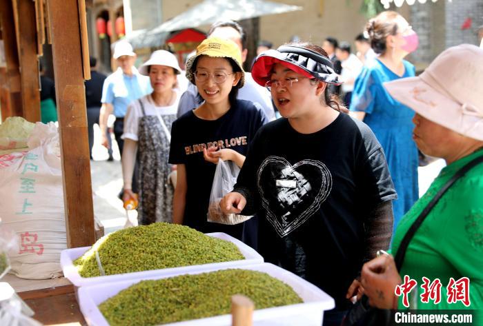 圖為民眾購買青海特色小吃。　薛蒂 攝