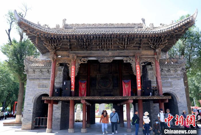 圖為平安驛·河湟民俗文化體驗地的戲樓?！⊙Φ?攝