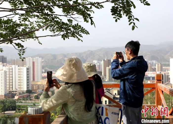 圖為媒體記者登頂朝陽山。　薛蒂 攝