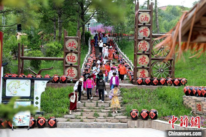 圖為油嘴灣生態(tài)文化景區(qū)的游客?！⊙Φ?攝