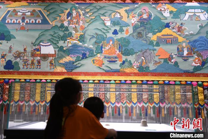 8月20日，兩名小觀眾參觀大型歷史題材卷軸唐卡“涼州會(huì)盟”。　戴文昌 攝