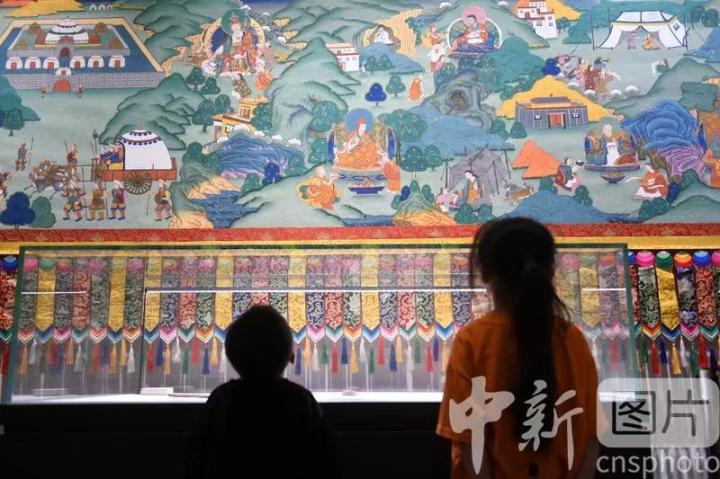 圖為觀眾參觀唐卡《涼州會(huì)盟》。 中新社記者 戴文昌 攝