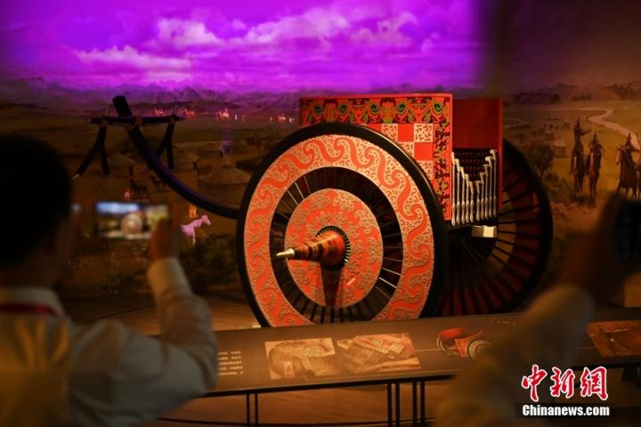 8月16日，甘肅省天水市張家川回族自治縣馬家塬車輿博物館內(nèi)，游客拍攝等比例的戰(zhàn)國(guó)西戎車輿復(fù)制品。