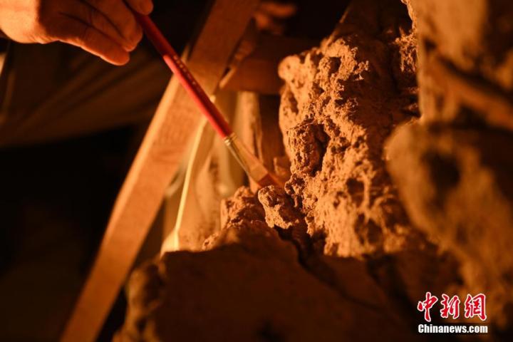 8月25日，文物修復(fù)師牟常有進(jìn)行文物修復(fù)工作。