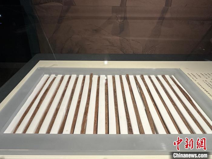 圖為甘肅簡牘博物館展陳的漢簡。中新社記者 戴文昌 攝