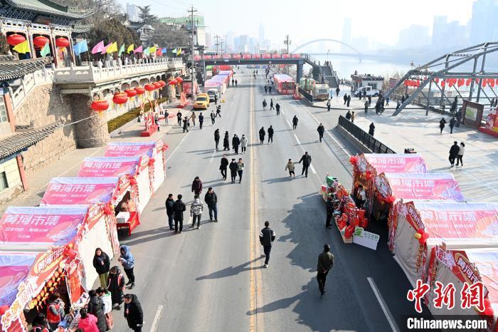 1月30日，蘭州黃河畔的年貨集市吸引顧客選購年貨。九美旦增 攝</p><p>