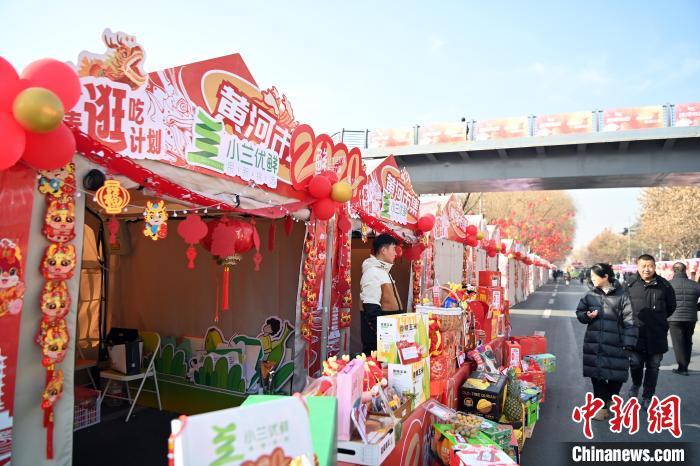 1月30日，蘭州黃河畔的年貨集市吸引顧客選購年貨。九美旦增 攝</p><p>