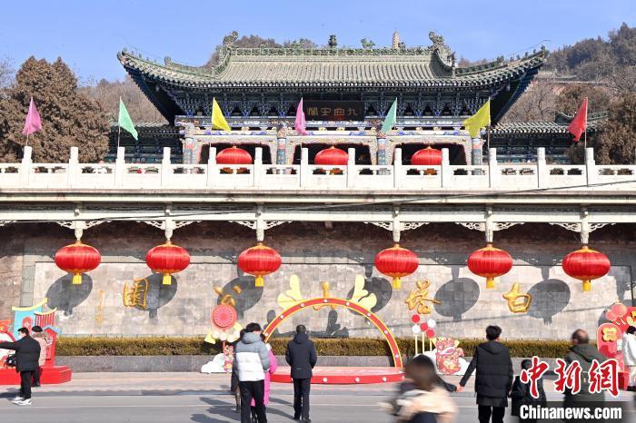 1月30日，裝扮一新的蘭州白塔山公園節(jié)日氛圍濃厚。九美旦增 攝</p><p>